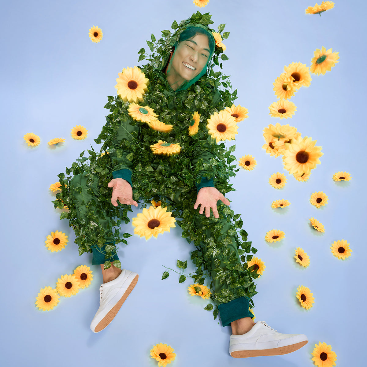 shop men's costumes - man wearing men's bush costume